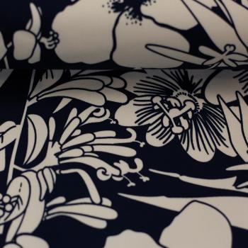 Baumwoll Stretch-Satin Bloom - cremeweiße Blüten auf Dunkelblau